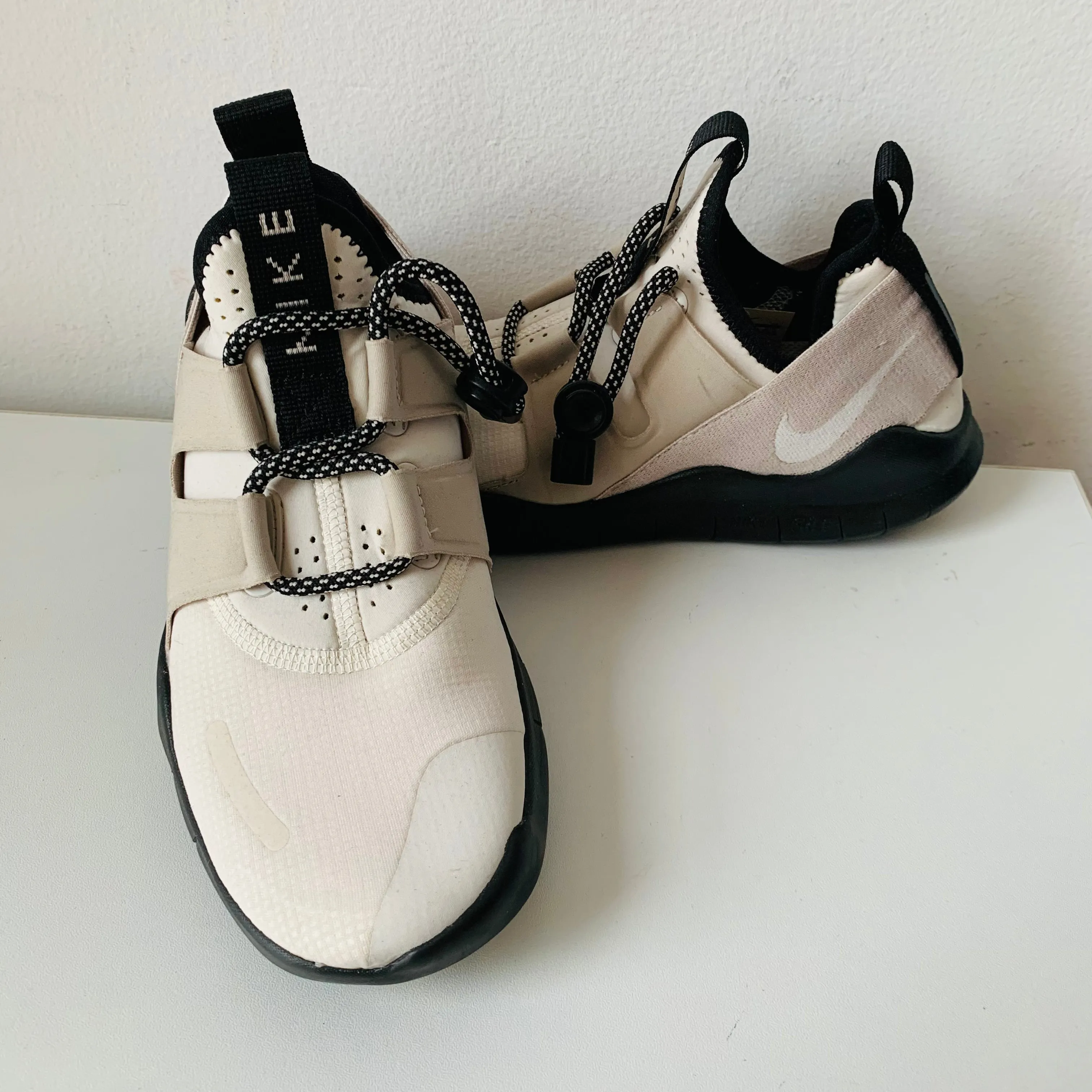 Nike Free Run Commuter ‘Phantom String’ Cream/Black Womens Sneakers Size 6.5
